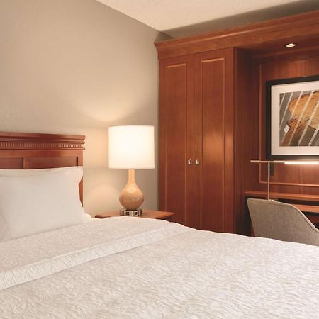 Hampton Inn Des Moines-Airport Екстериор снимка