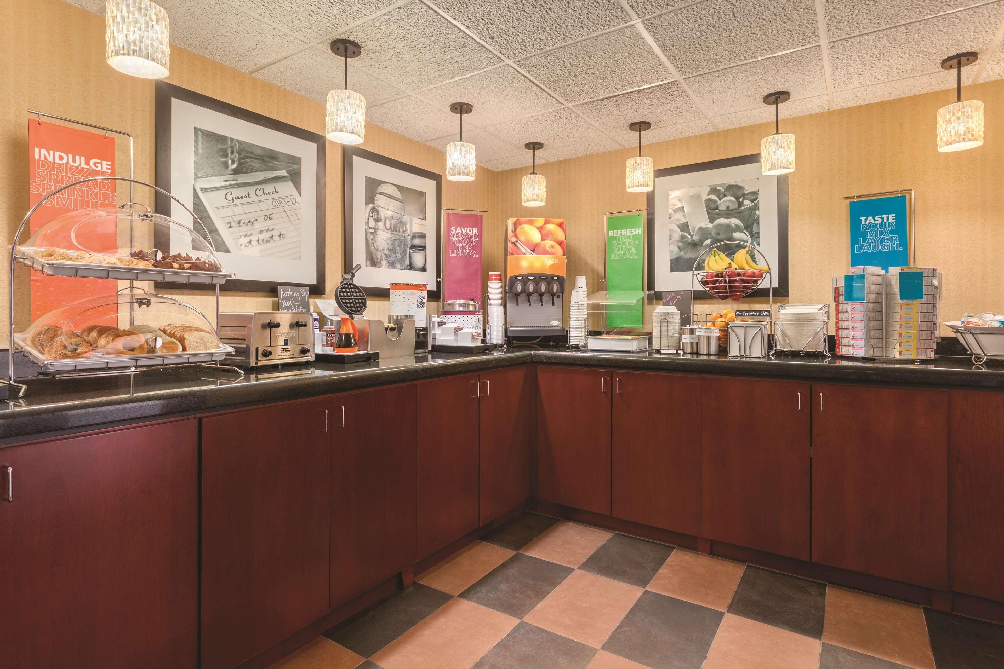 Hampton Inn Des Moines-Airport Екстериор снимка