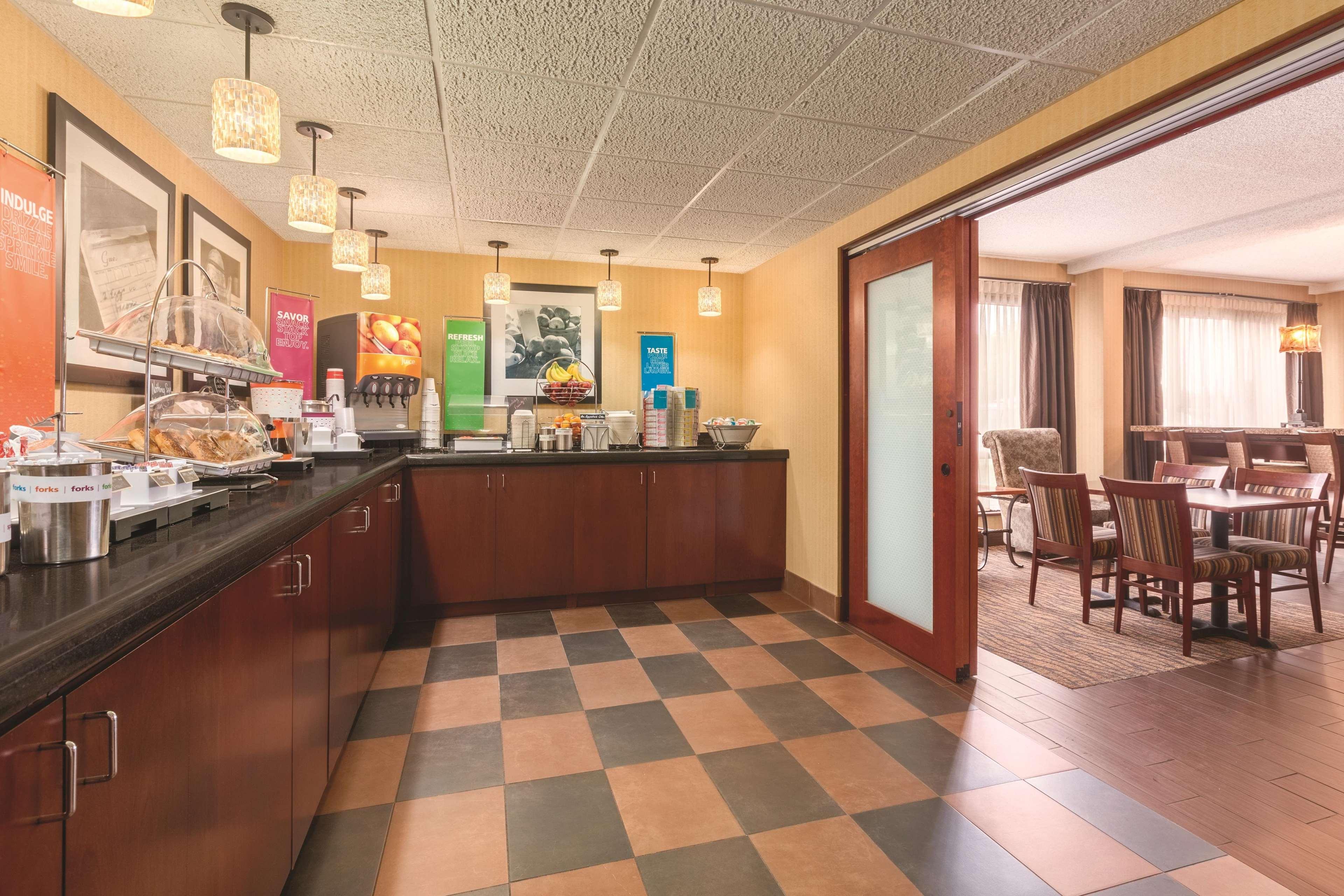 Hampton Inn Des Moines-Airport Екстериор снимка