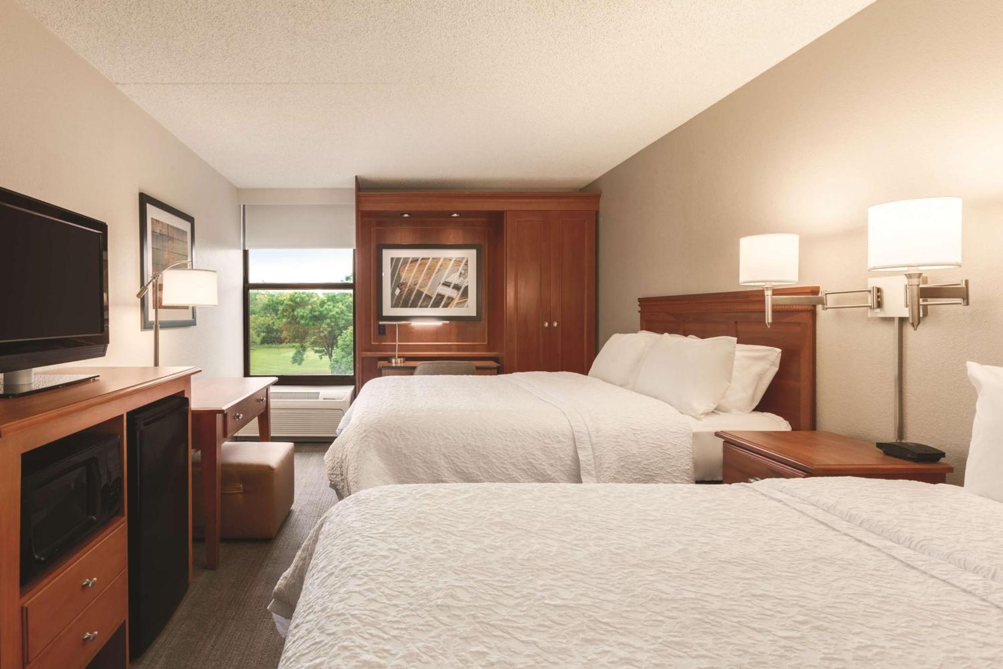 Hampton Inn Des Moines-Airport Екстериор снимка