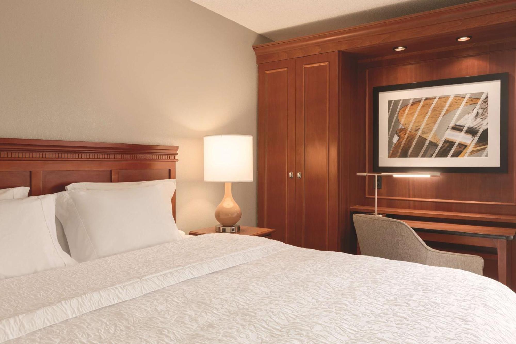 Hampton Inn Des Moines-Airport Екстериор снимка