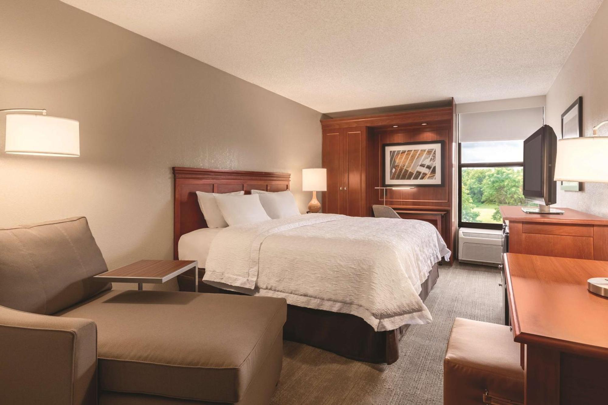 Hampton Inn Des Moines-Airport Екстериор снимка