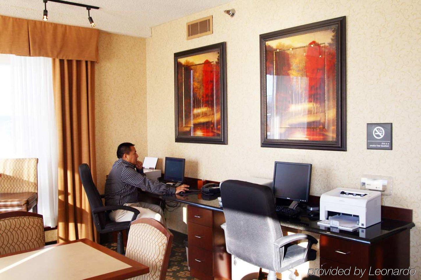 Hampton Inn Des Moines-Airport Съоръжения снимка
