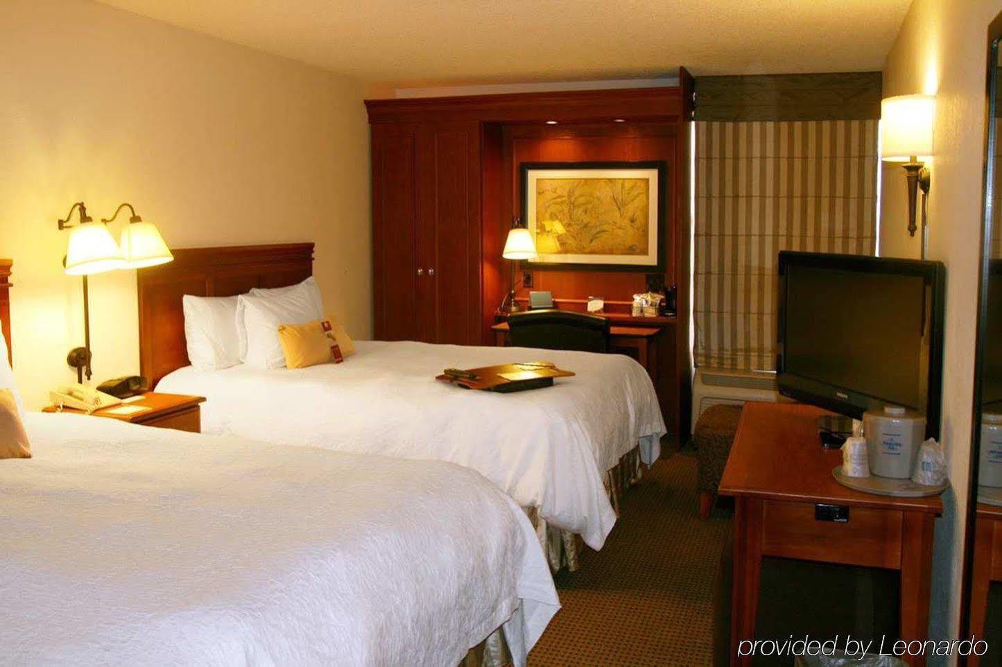Hampton Inn Des Moines-Airport Екстериор снимка